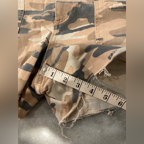 Express Size 12 Shortie Mid Rise Stretch Punk Gray Camo Cut Off Cargo Shorts - Picture 8 of 12